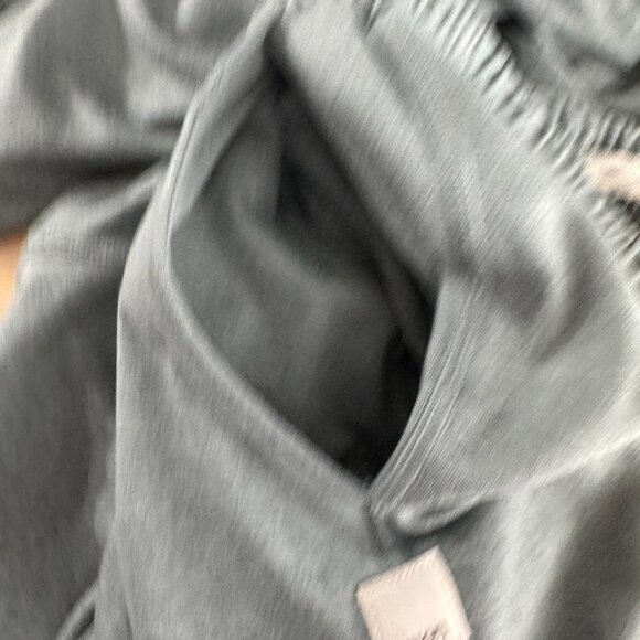 Vuori Boyfriend Shorts Womens Large Heather Green Stretch Athletic SS-2131 - Picture 7 of 9